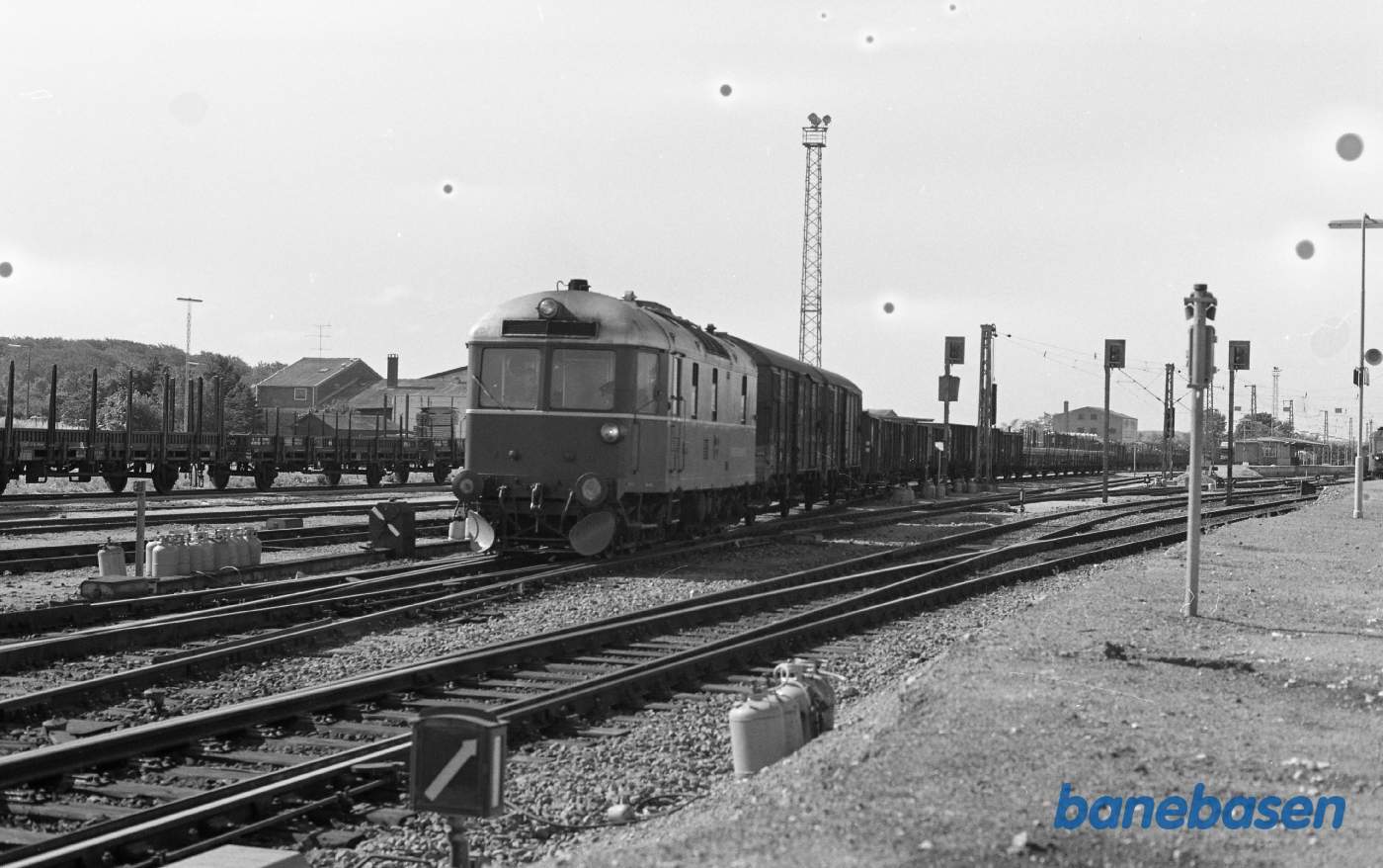 Hillerød station. GDS L 1 med stort godstog