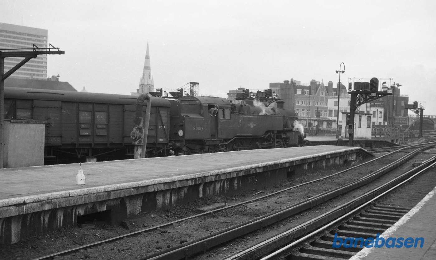 Engelsk damplokomotiv ved perron