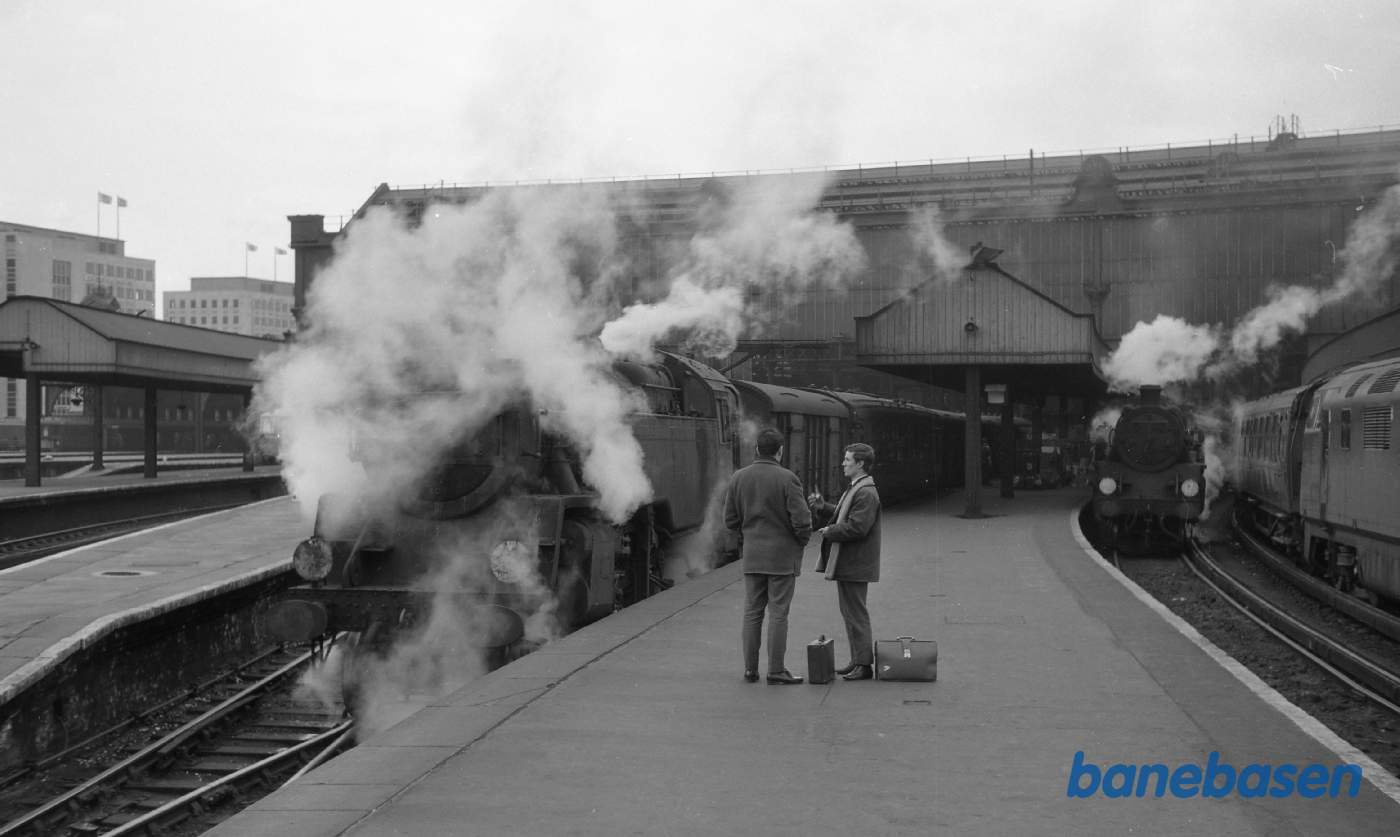 Engelsk damplokomotiver ved perron