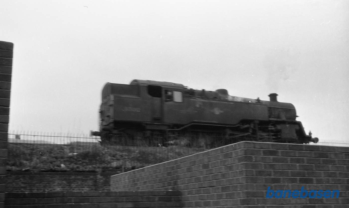 Engelsk damplokomotiv ved perron