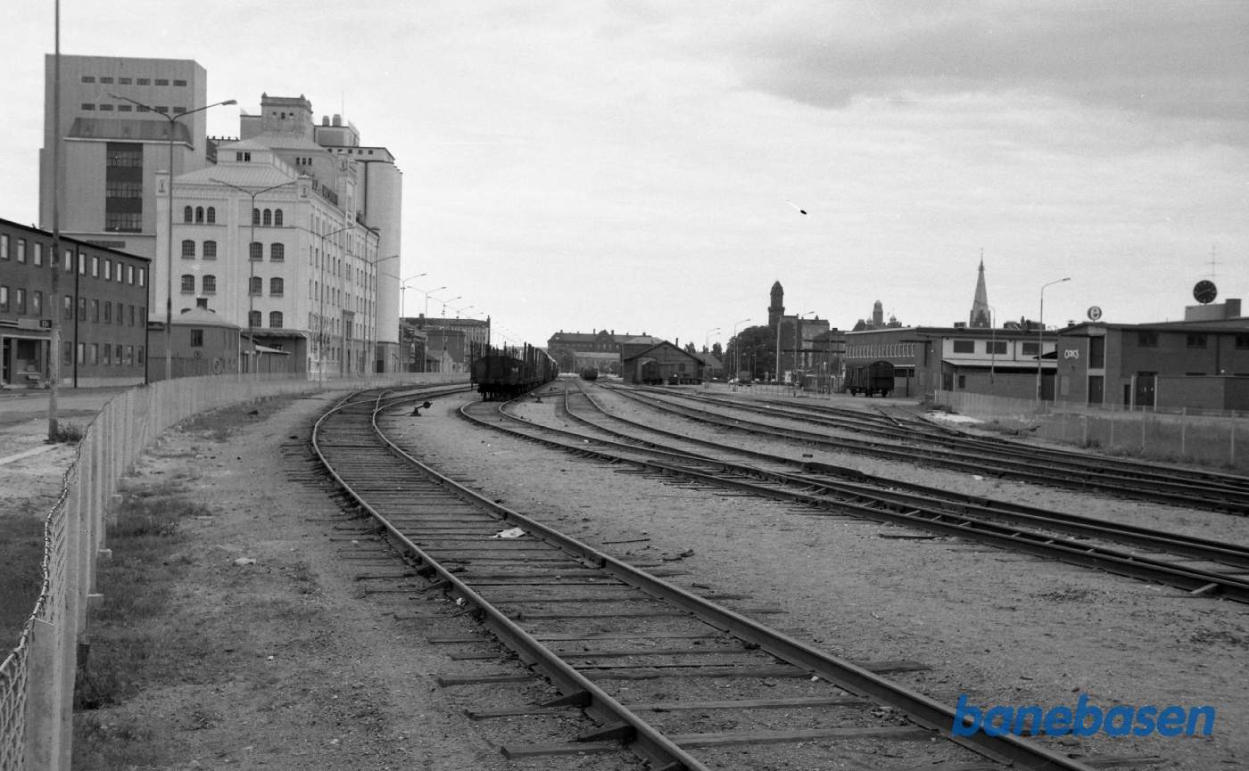 Limhamn. Baneterrænet med godsvogne