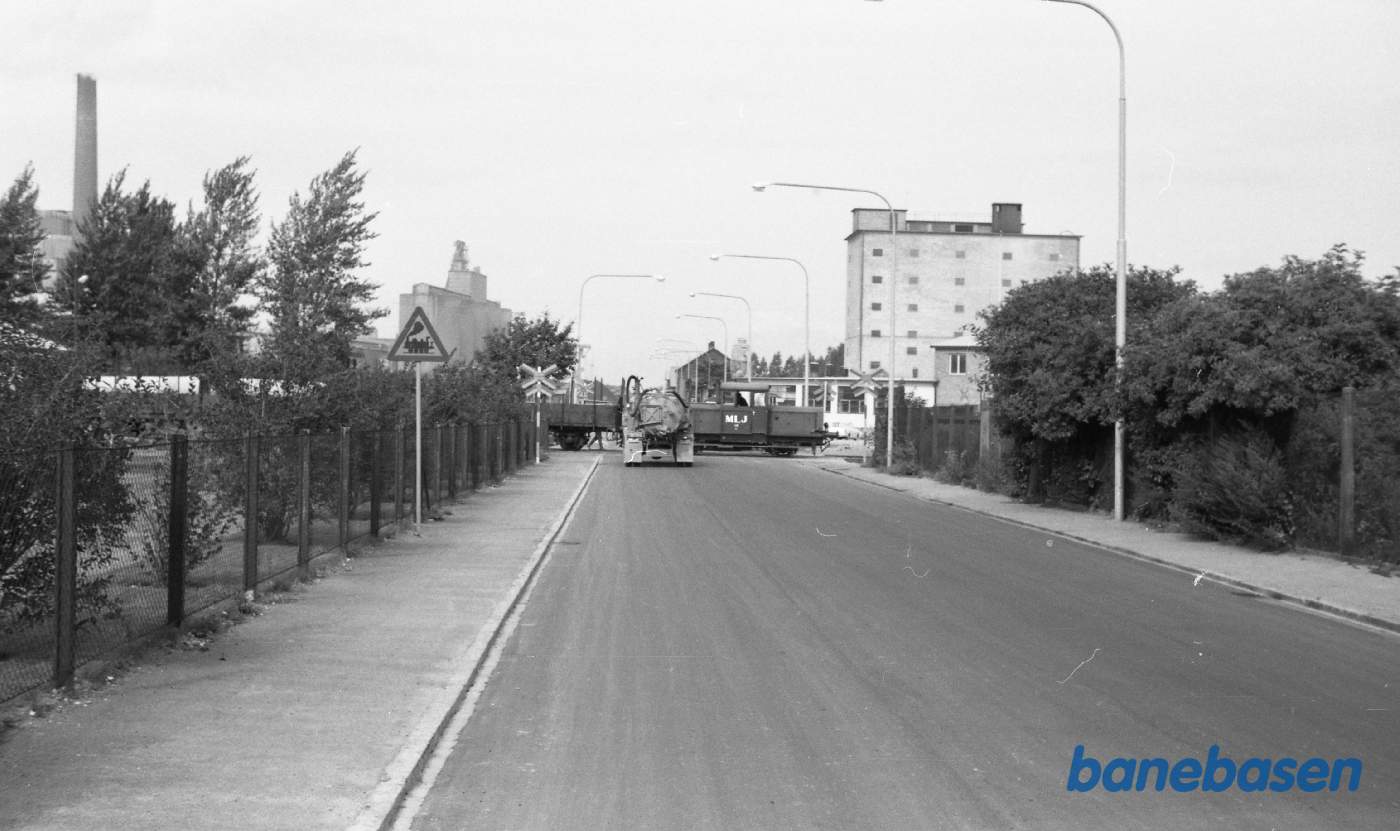 Limhamn. Kalktog passerer vejen