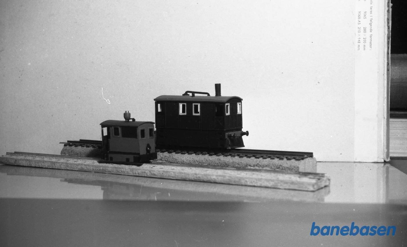 To modeller af små damplokomotiver