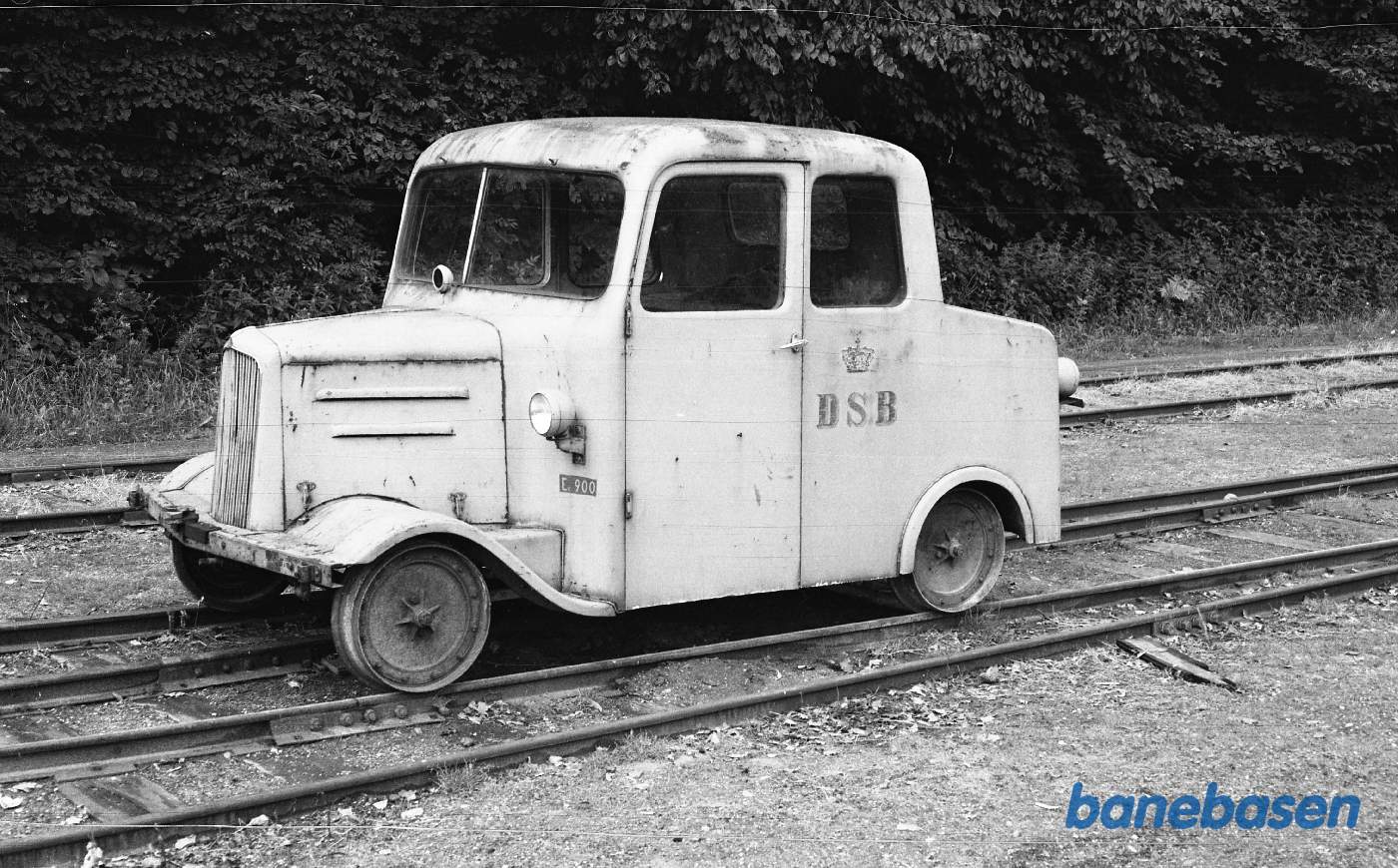 Skælskør station med DSB skinnebil Skælskør station med DSB skinnebil