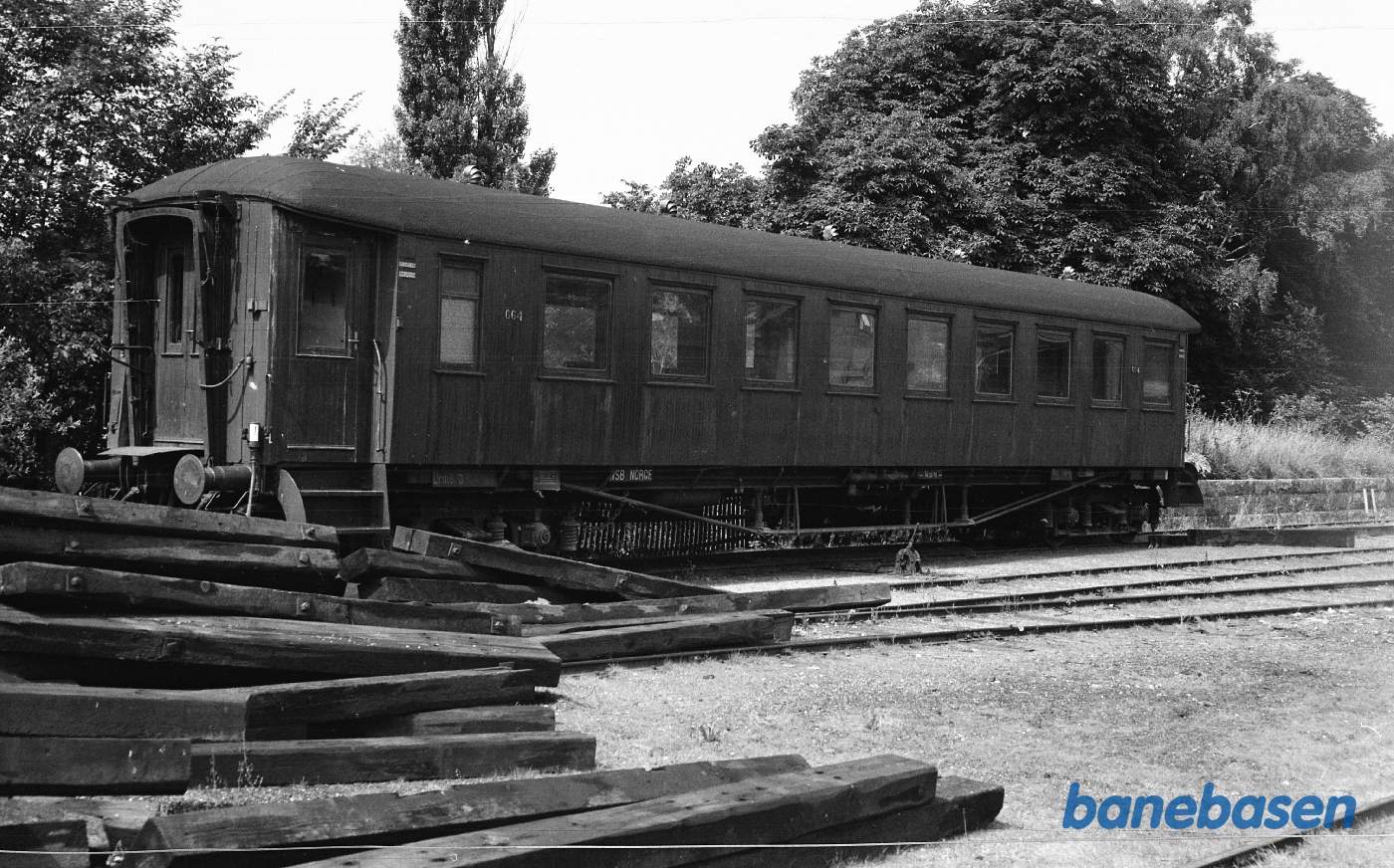 Skælskør station med norsk personvogn