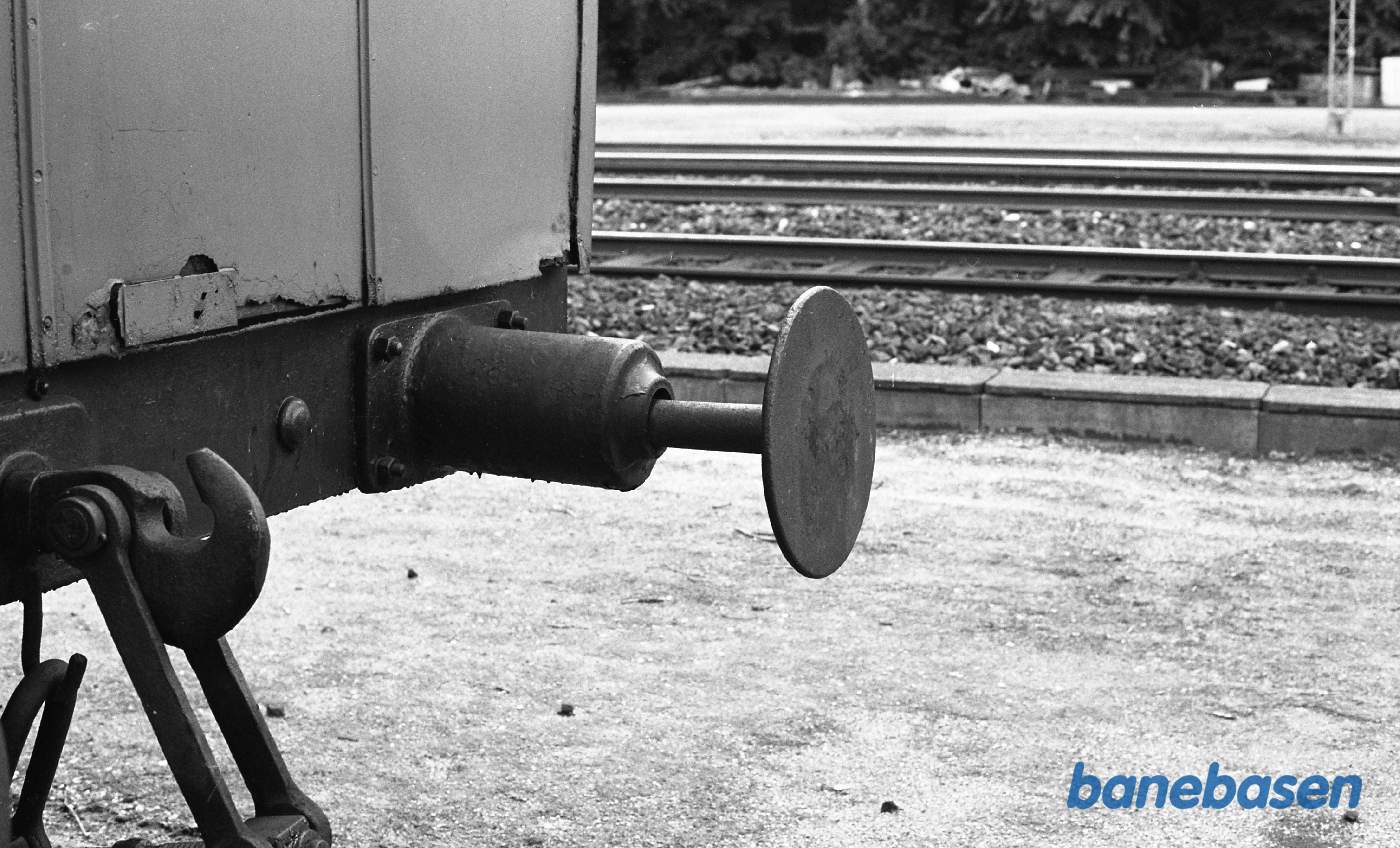 Rungsted station. Gl SFJ kupevogn. Puffer