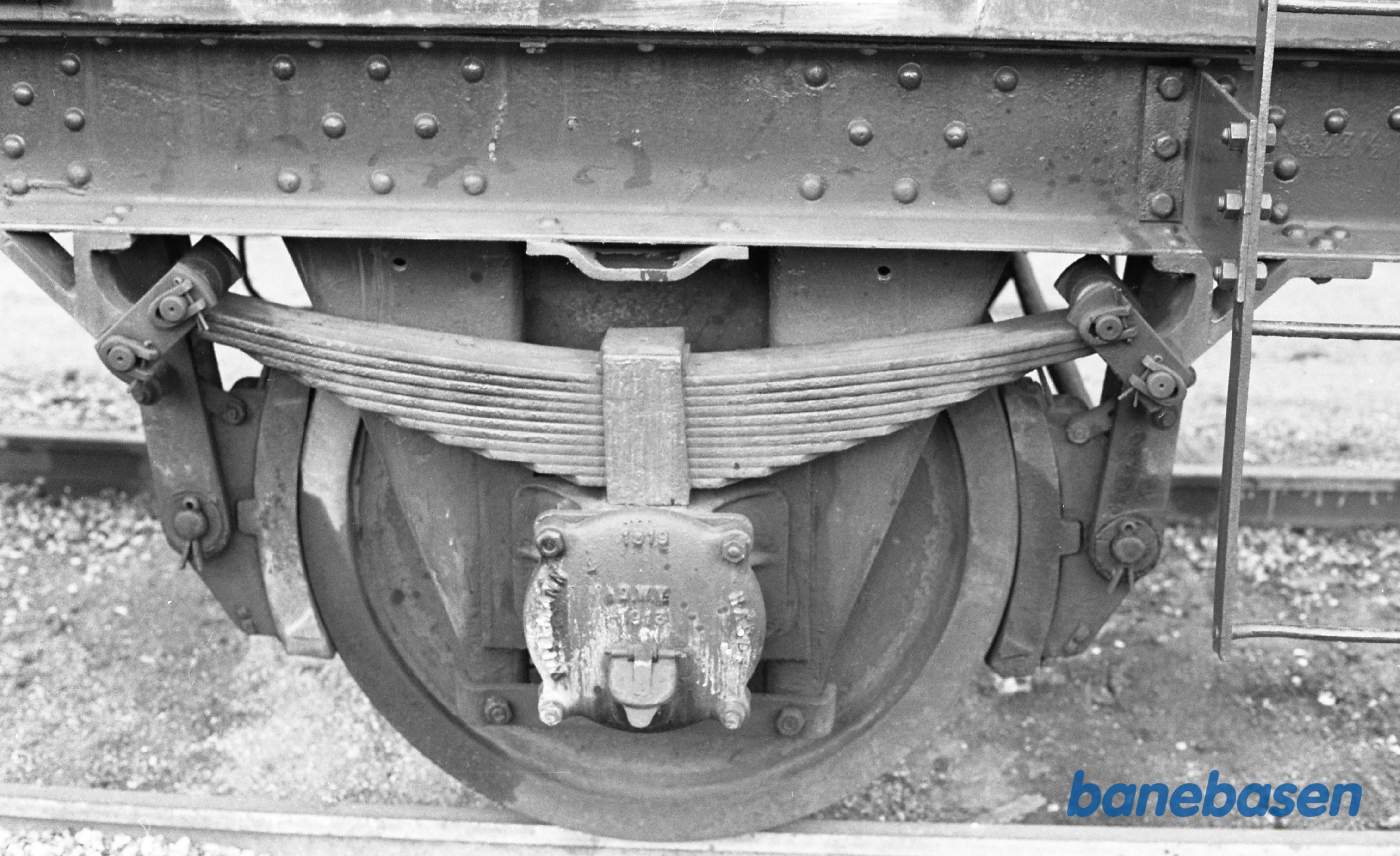 Rungsted station. Esso tankvogn, Hjul