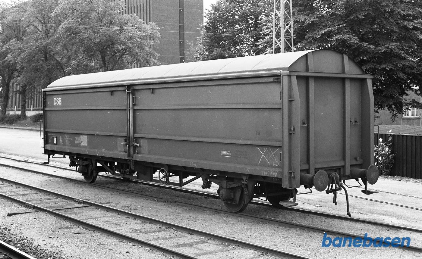 Lyngby station. Lukket godsvogn