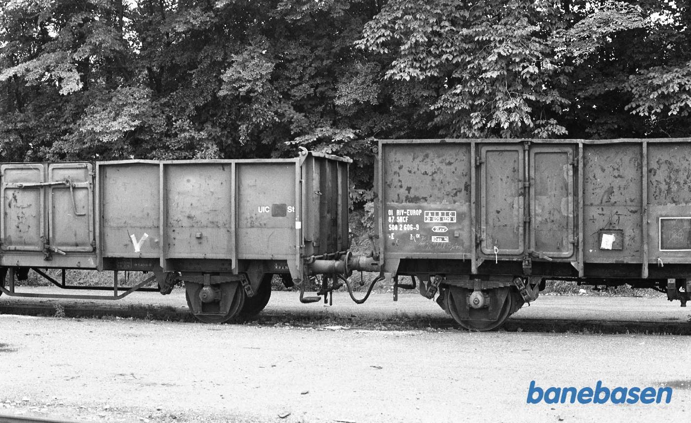 Lyngby station. 2 åbne godsvogne