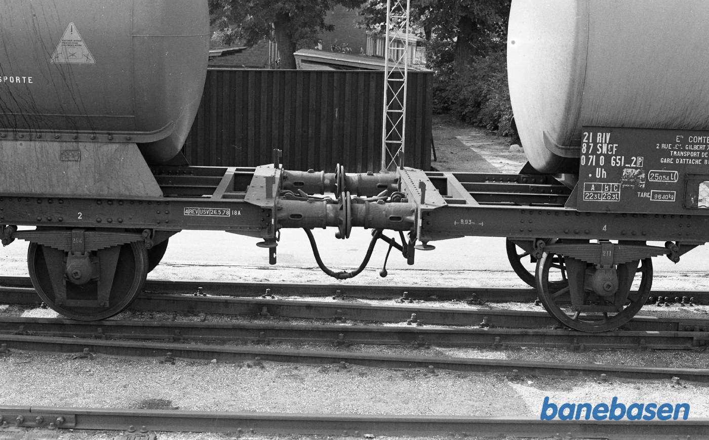 Lyngby station. Tankvogn fra SNCF Vinvogn. Med belastede fjedre Lyngby station. Tankvogn fra SNCF Vinvogn. Med belastede fjedre