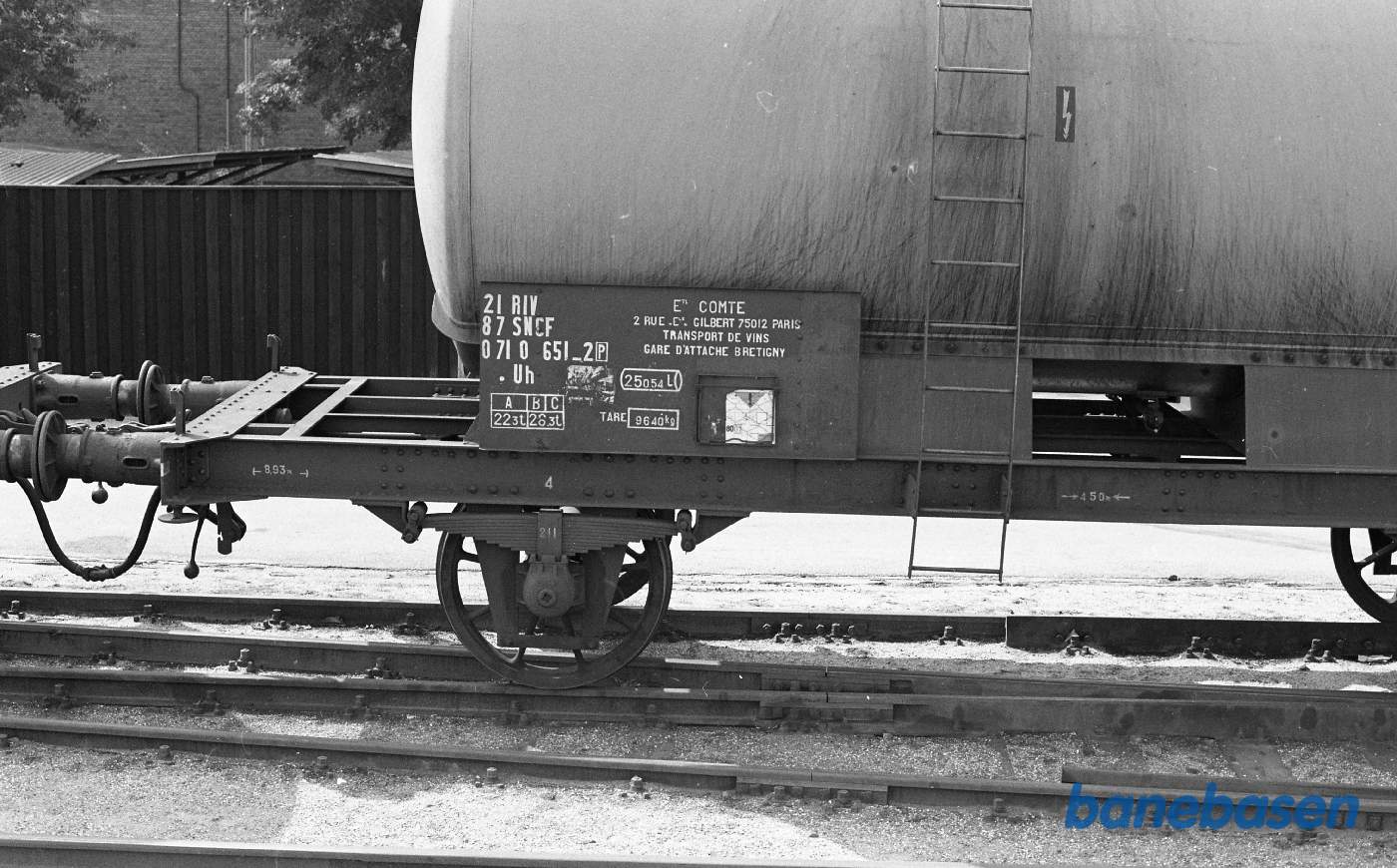 Lyngby station. Tankvogn fra SNCF Vinvogn. Med belastede fjedre