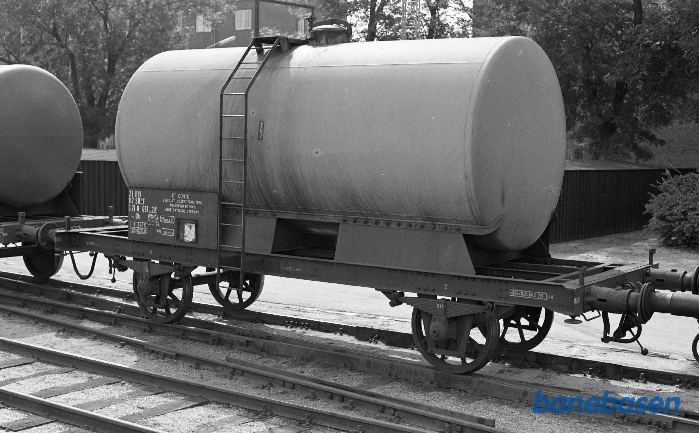 Lyngby station. Tankvogn fra SNCF Vinvogn. Med belastede fjedre
