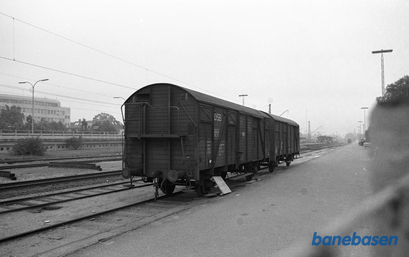 Lyngby station. Lukket godsvogn Gs