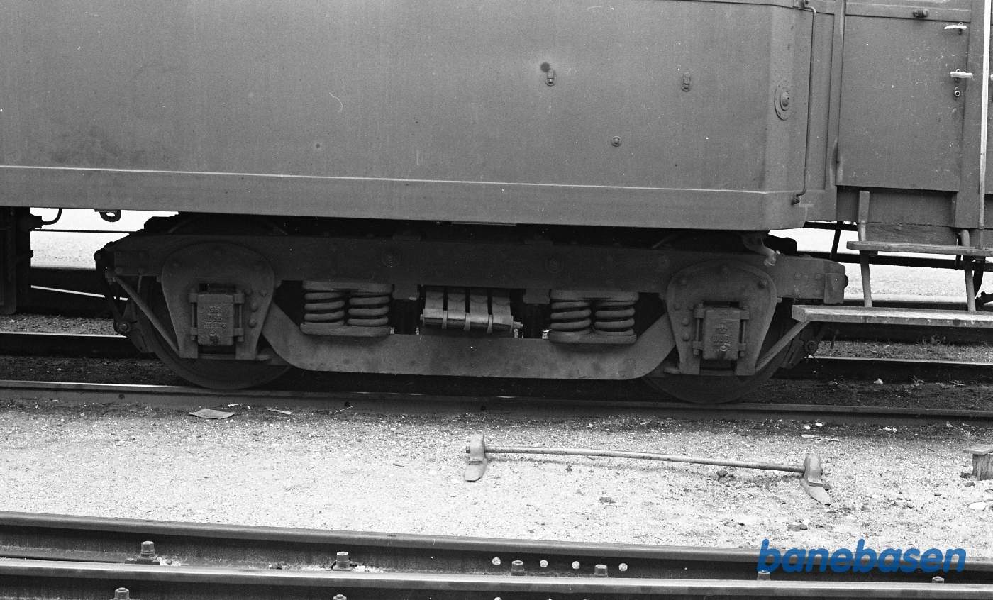 Hillerød station med HFHJ C 63. Bogier.