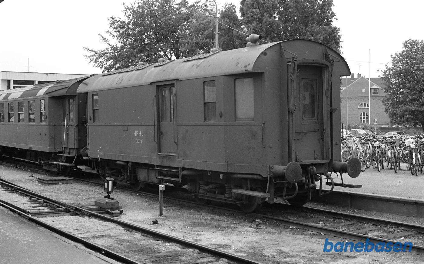 Hillerød station med HFHJ DK 76 Hillerød station med HFHJ DK 76