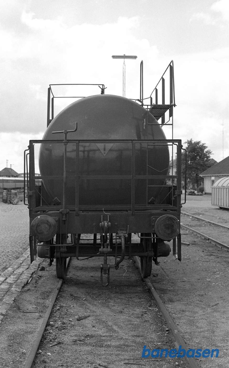 Tankvogn fra kommunekemi. Gavl
