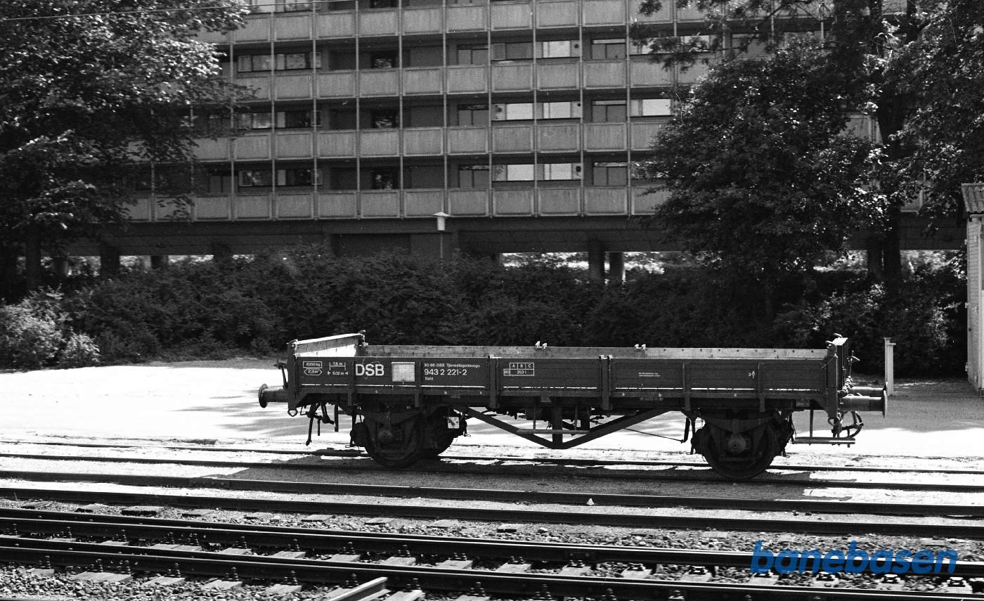 Lyngby station med DSB 943 2 221-2