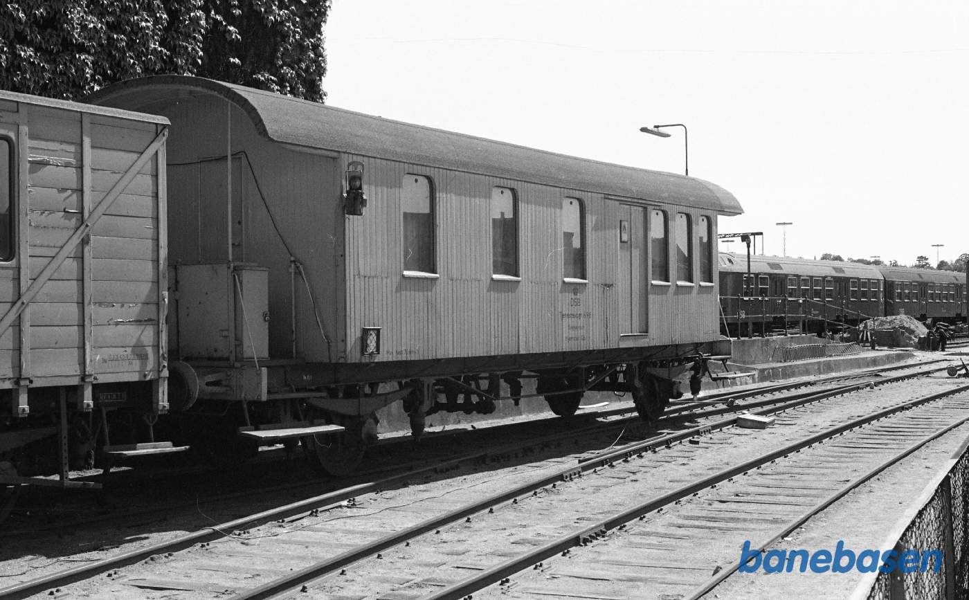 Helsingør station. Tjenestevogn 698