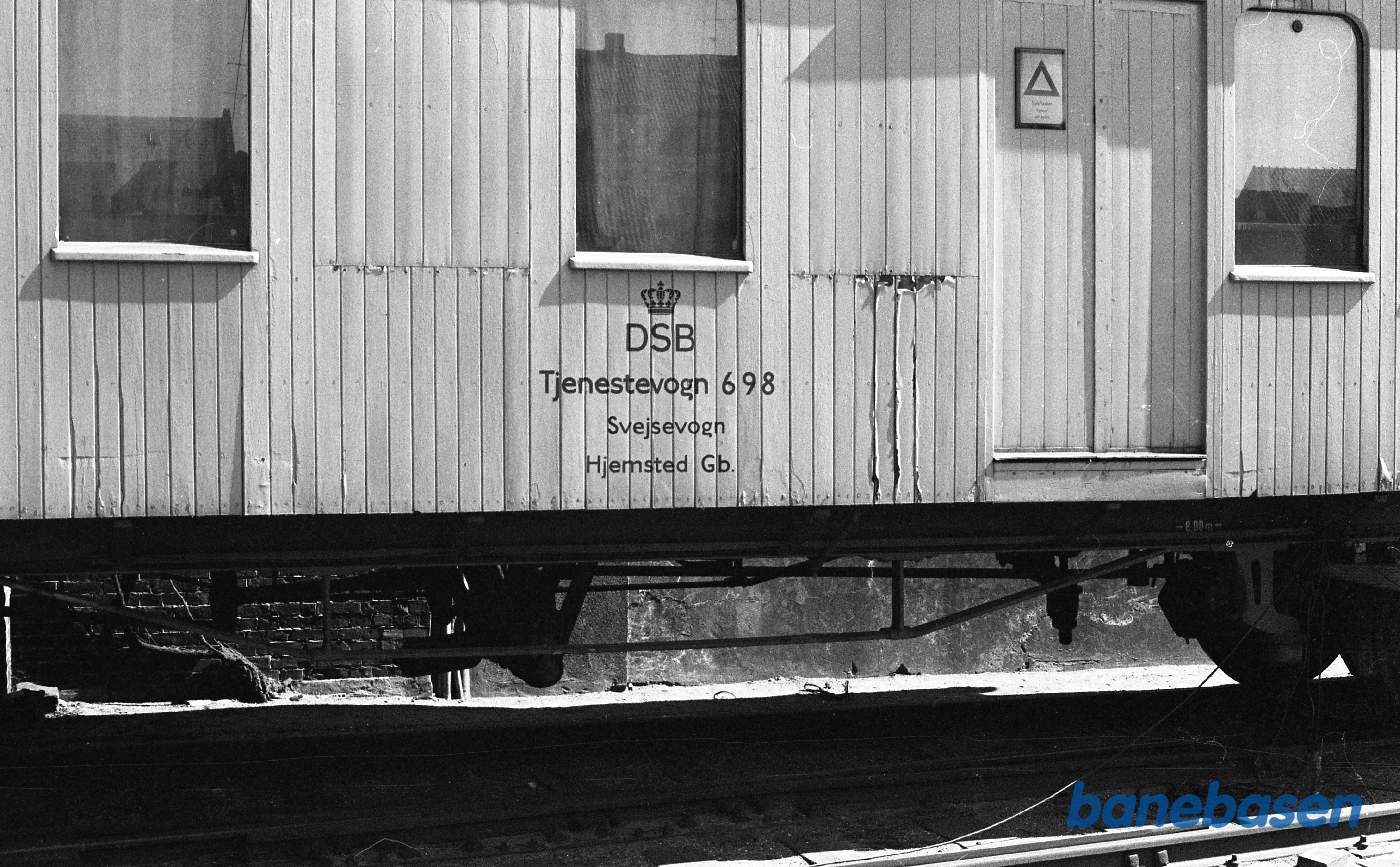 Helsingør station. Tjenestevogn 698