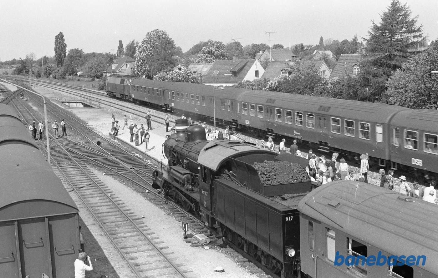 Mz med persontog overhaler i Hedehusene