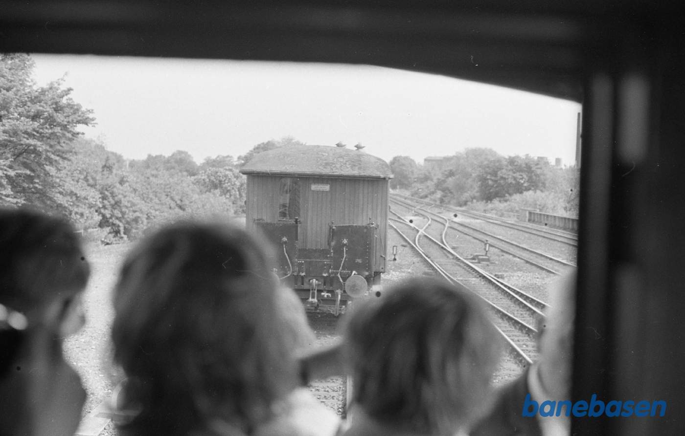 Udsigt fra togets vindue til personvogn