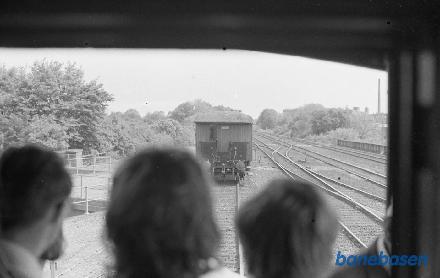 Udsigt fra togets vindue til personvogn Udsigt fra togets vindue til personvogn