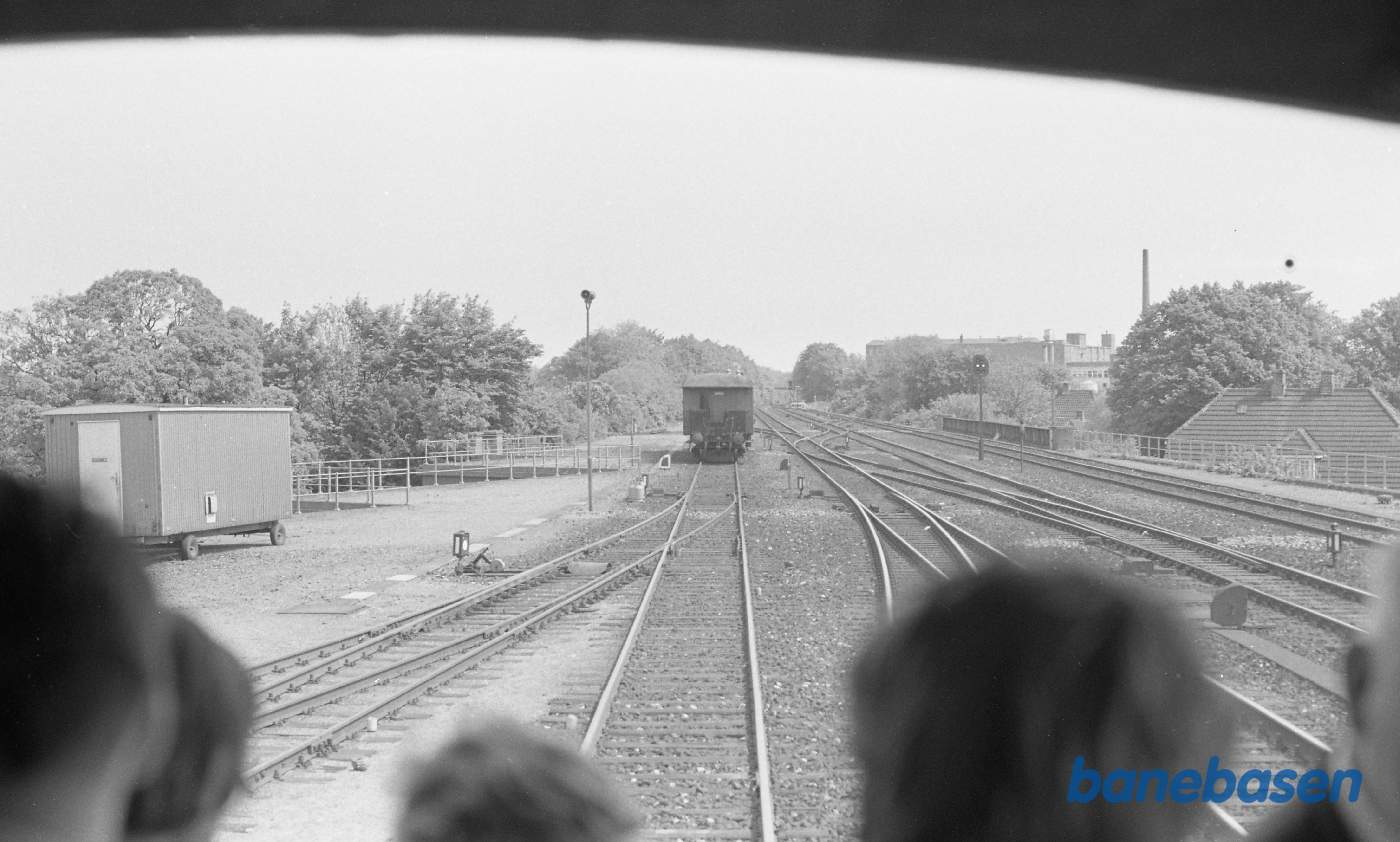 Udsigt fra togets vindue til personvogn