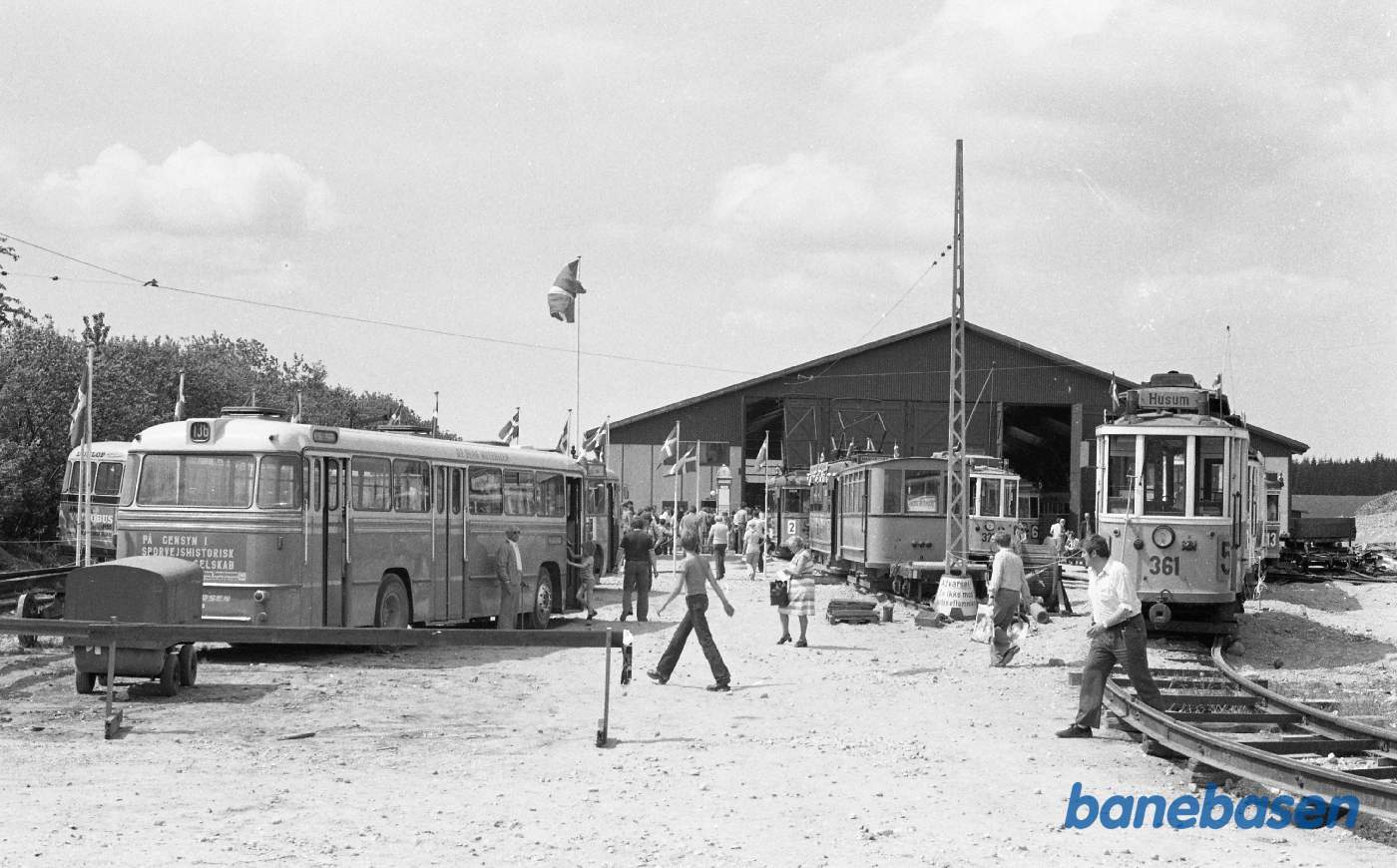 Skjoldenæsholm. Sporvogne foran remisen
