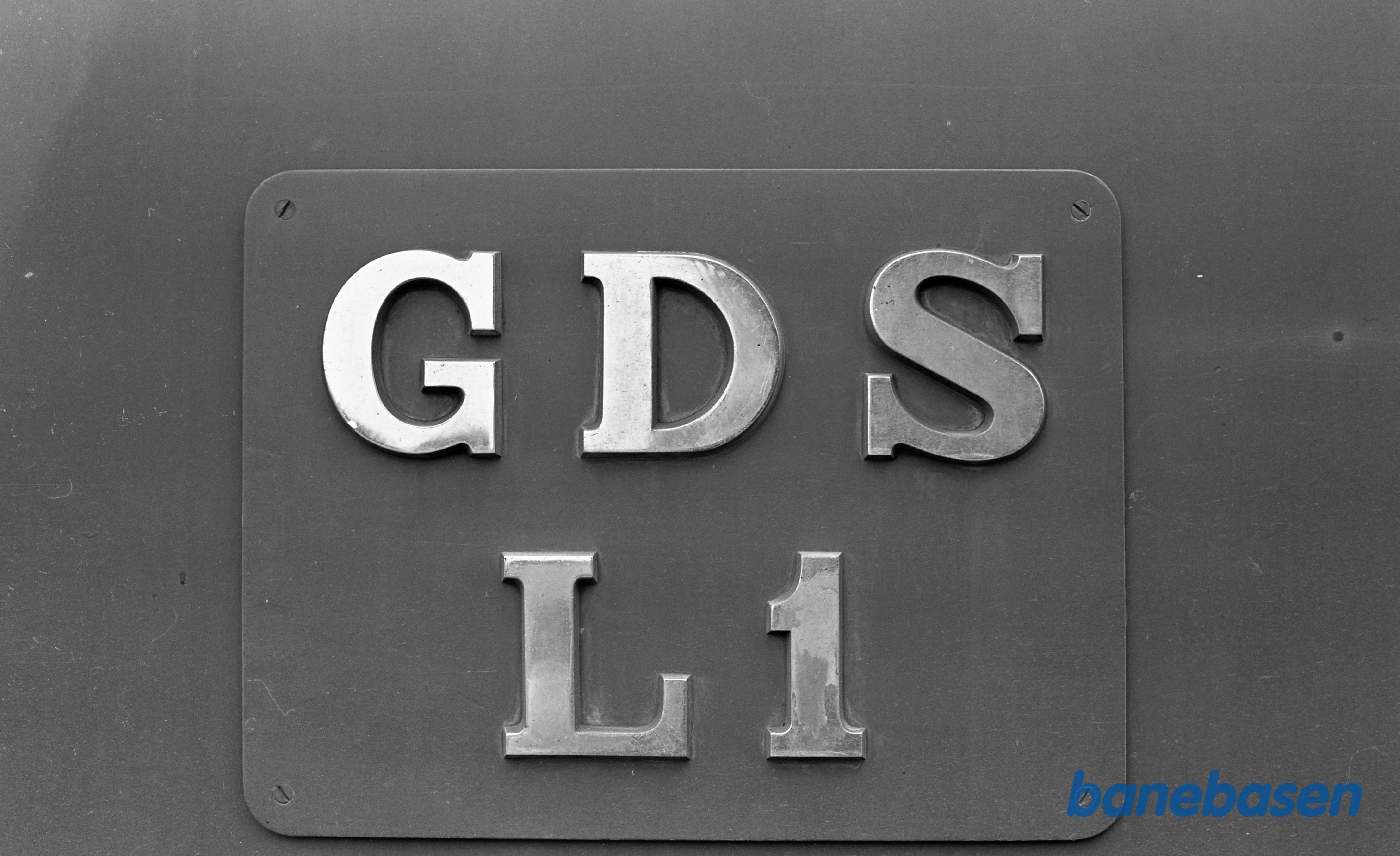 Græsted station. Detalje : Nummerplade Græsted station. Detalje : Nummerplade