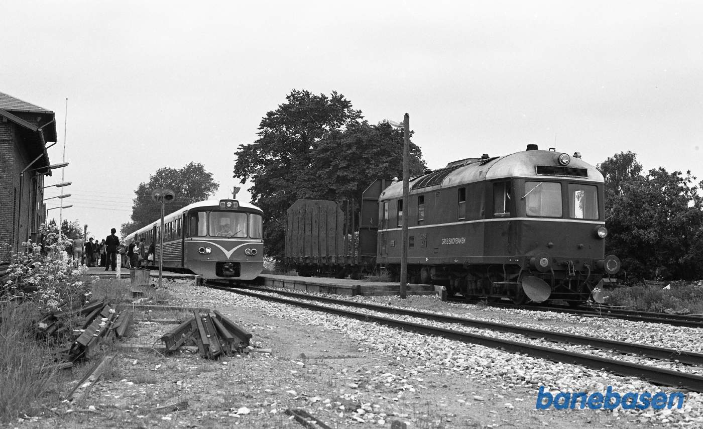 Græsted station. Krydsning med Y-tog Græsted station. Krydsning med Y-tog