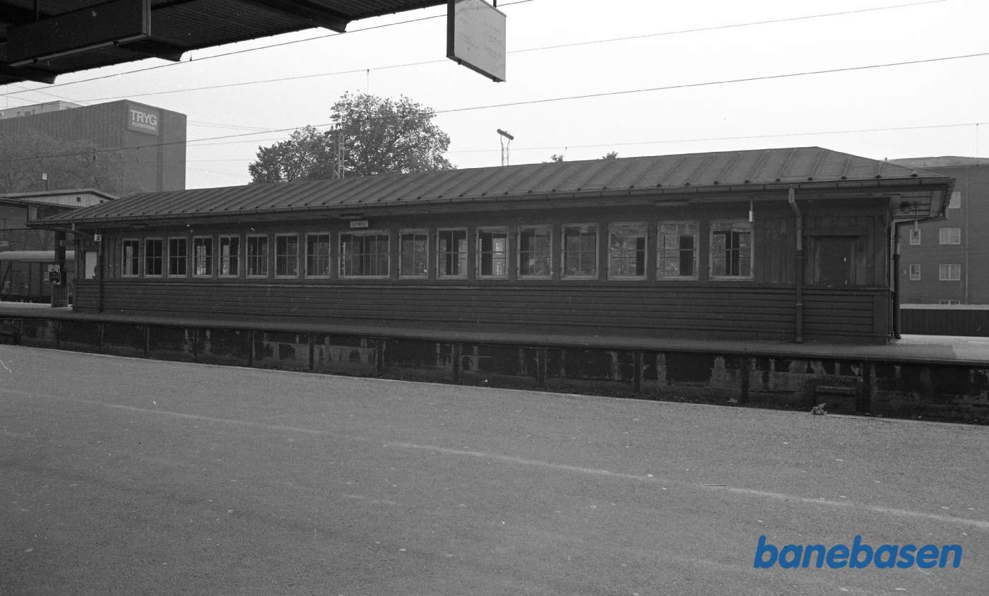 Lyngby station. Perronbygning