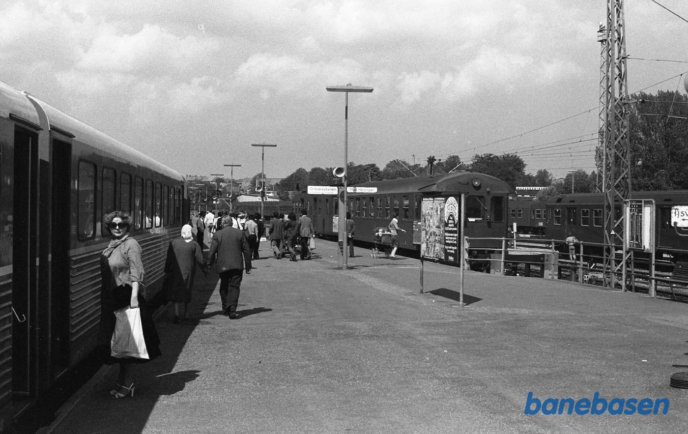 Perron med Y tog og Mo tog på LilleNord Perron med Y tog og Mo tog på LilleNord