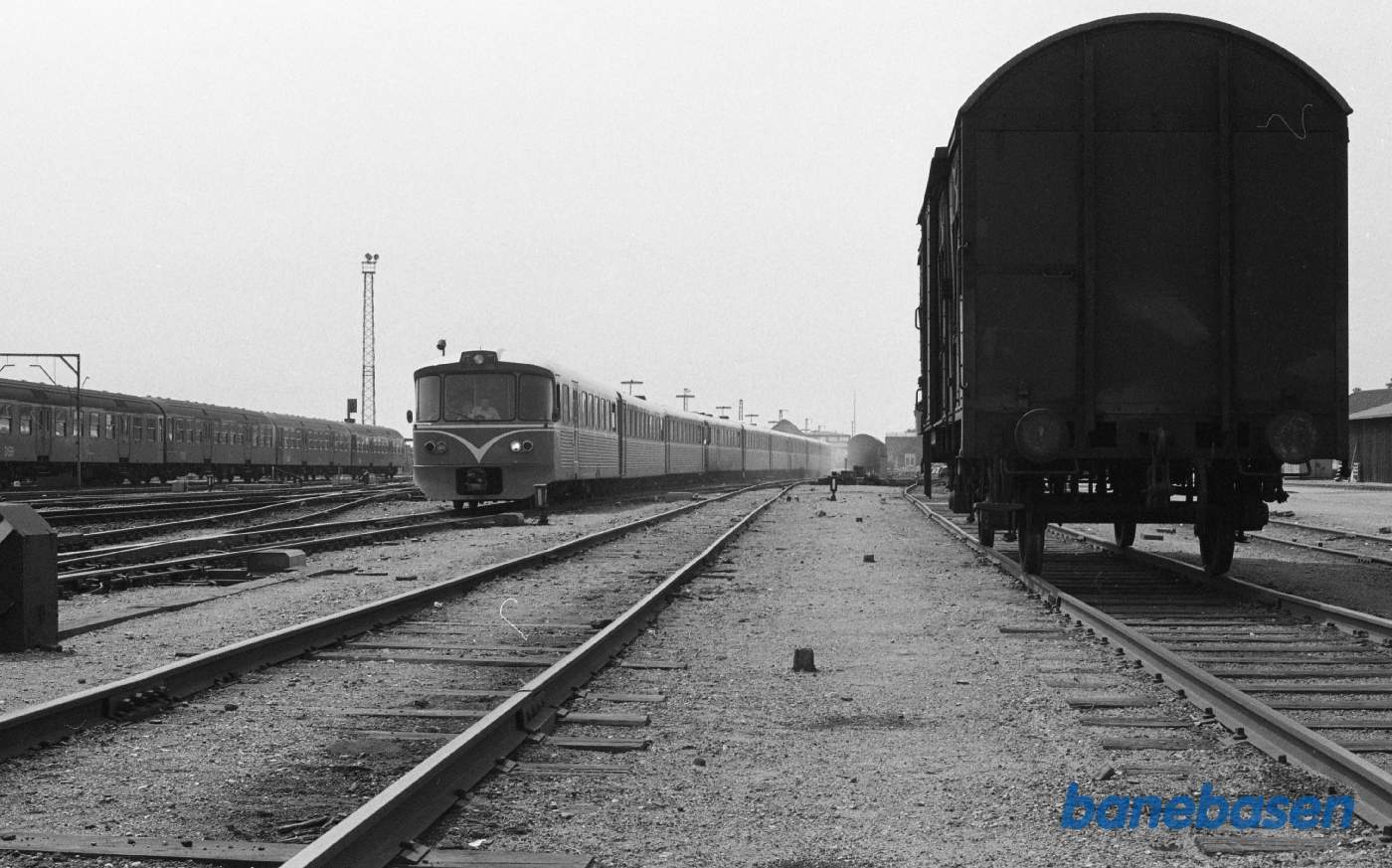 Y tog til Gribskovbanen afgår med 9 vogne