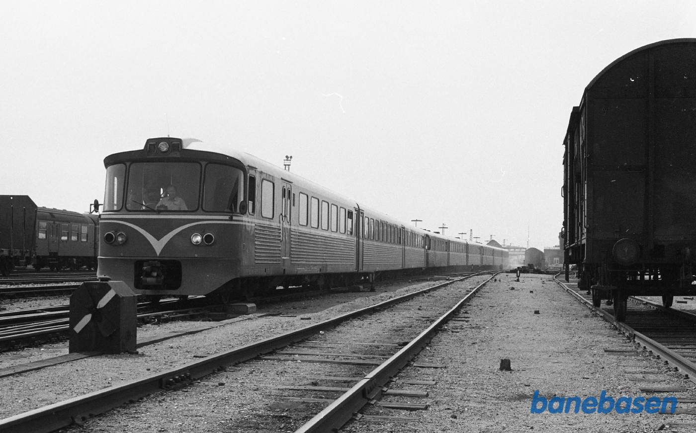 Y tog til Gribskovbanen afgår med 9 vogne