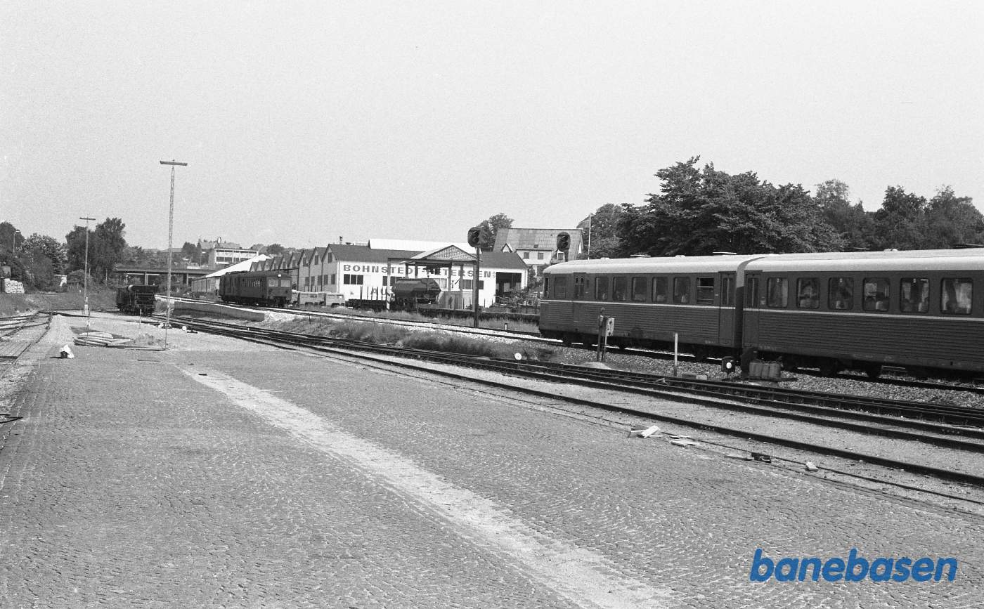 Hillerød station. Mo med styrevogn ankommer