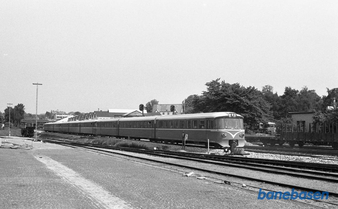 Y tog til Gribskovbanen afgår med 9 vogne
