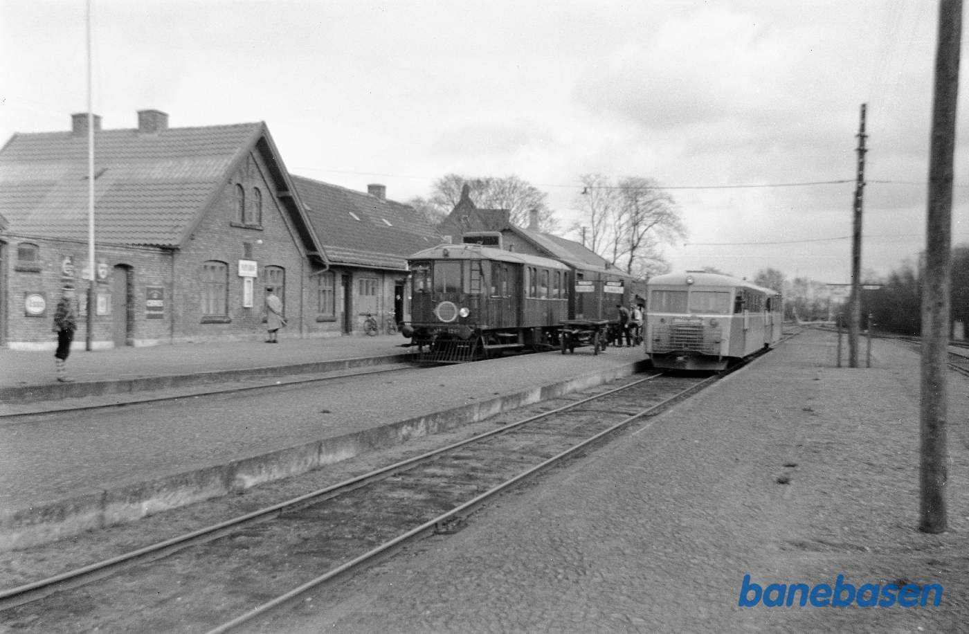 Åbybro station med FFJ M 1206 og HP skinnebus
