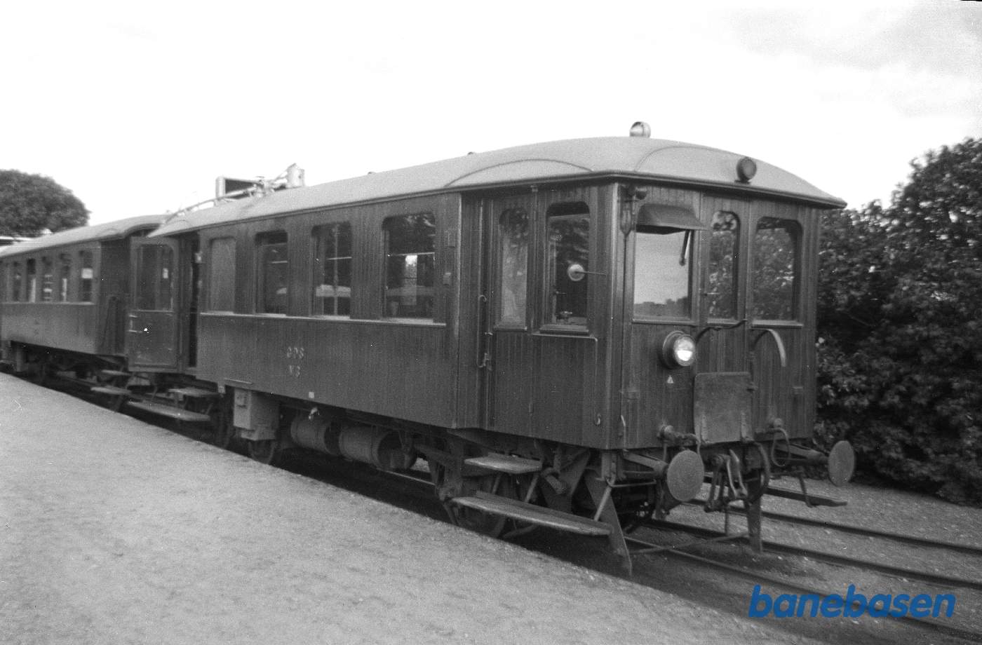 Gilleleje station med GDS M 3, refleksion i vinduerne af HHGB skinnebus