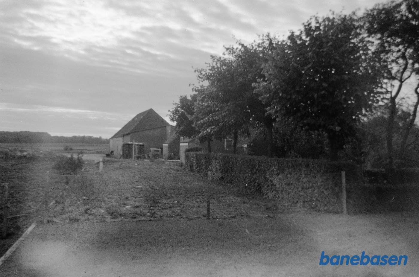 Det er den oprindelige vognremise på Gudhjem station. I forgrunden varehuset Det er den oprindelige vognremise på Gudhjem station. I forgrunden varehuset