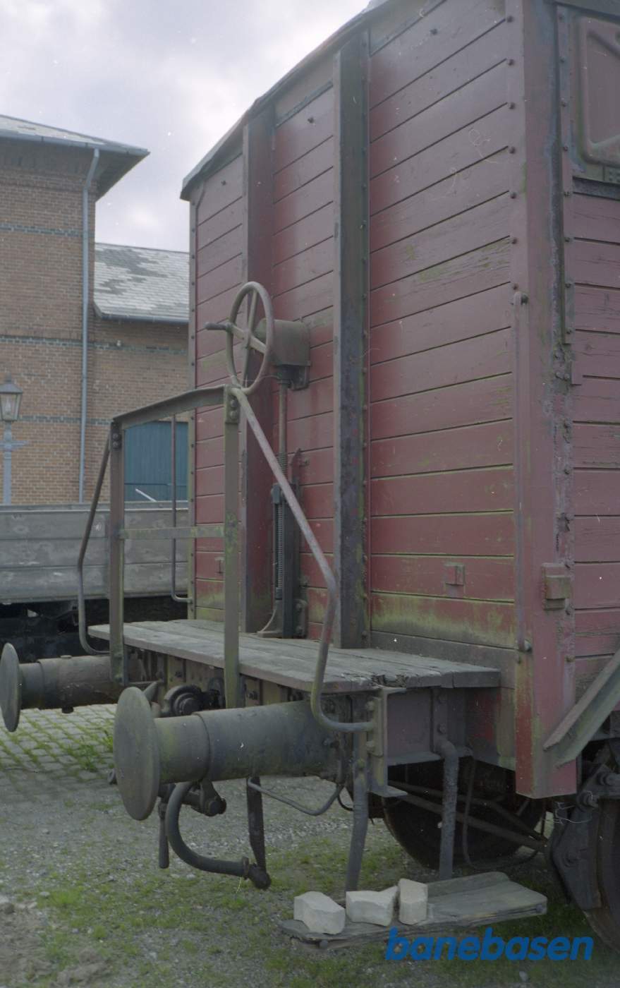 Godsvogn tidligere DSB HJ på Græsted station. Detalje. Bremseplatform