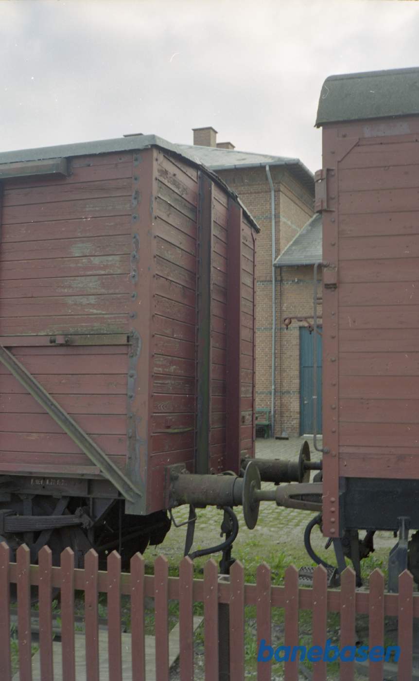 Godsvogn tidligere DSB HJ på Græsted station. Detalje. Gavl