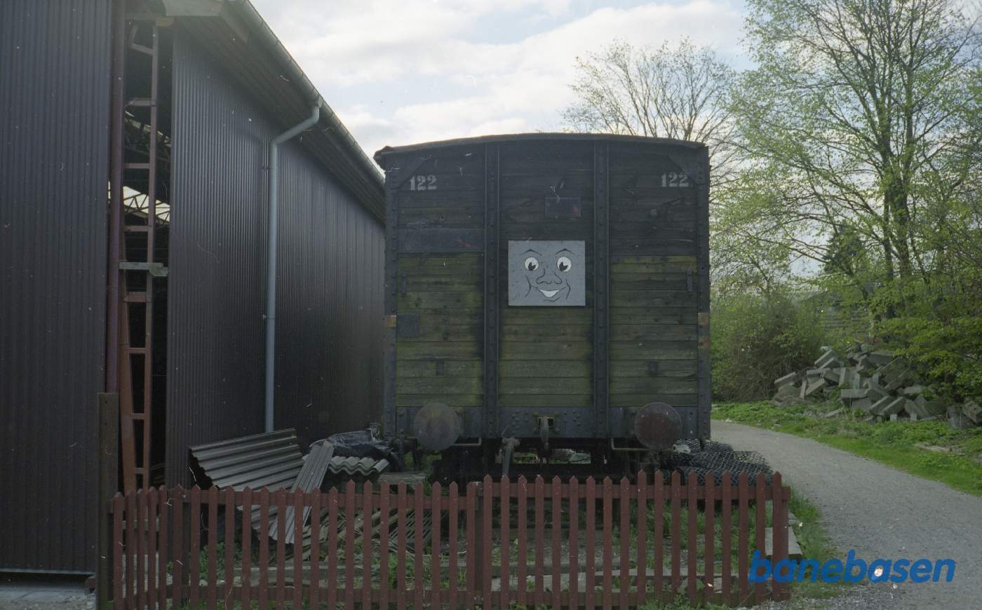 Godsvogn GDS Qc 122 på Græsted station. Gavlparti