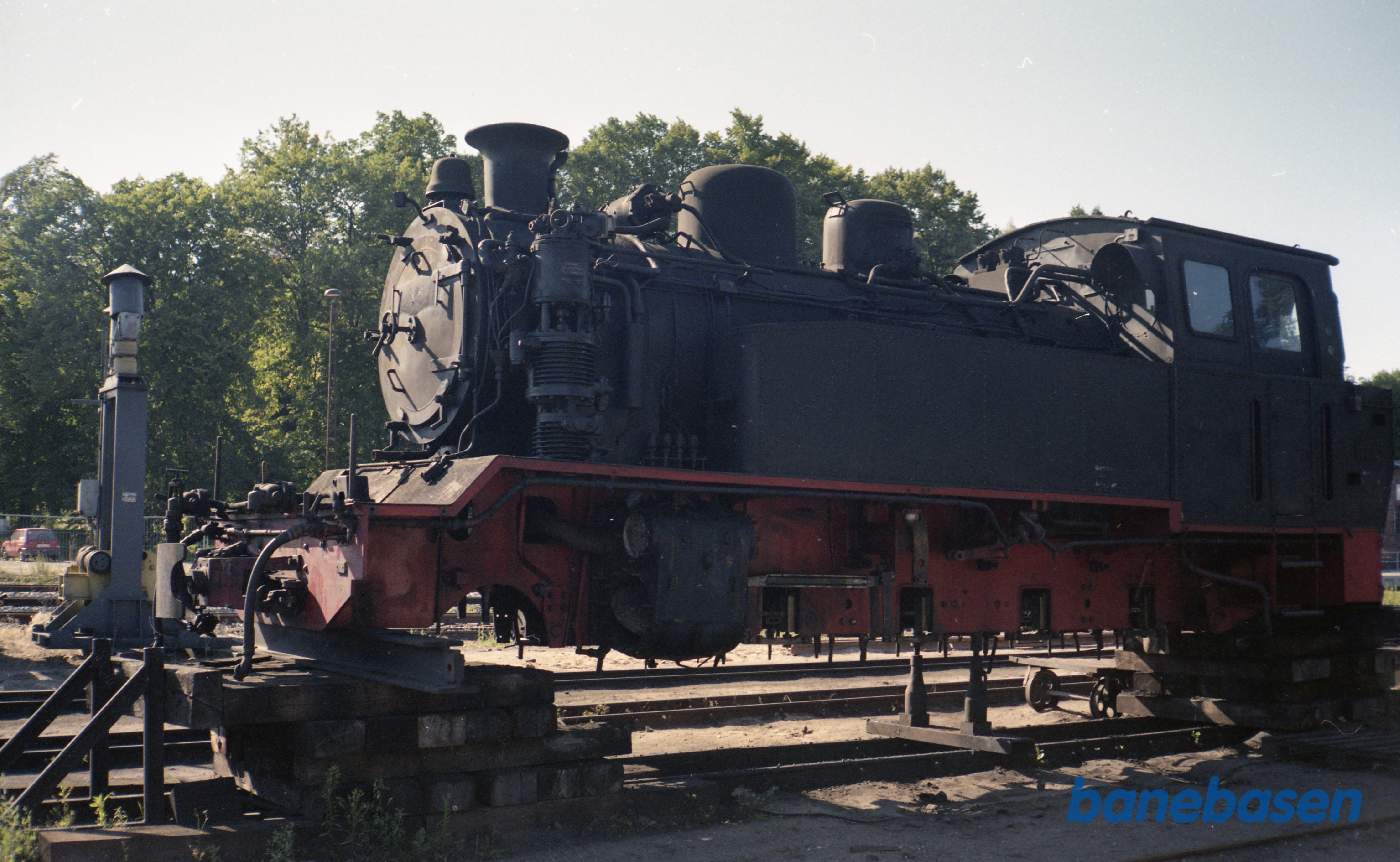 Smalsporet damplokomotiv løftet ved værkstedet på Rygen