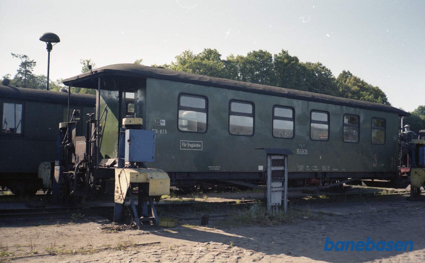 Smalsporet personvogn løftet ved værksted på Rygen