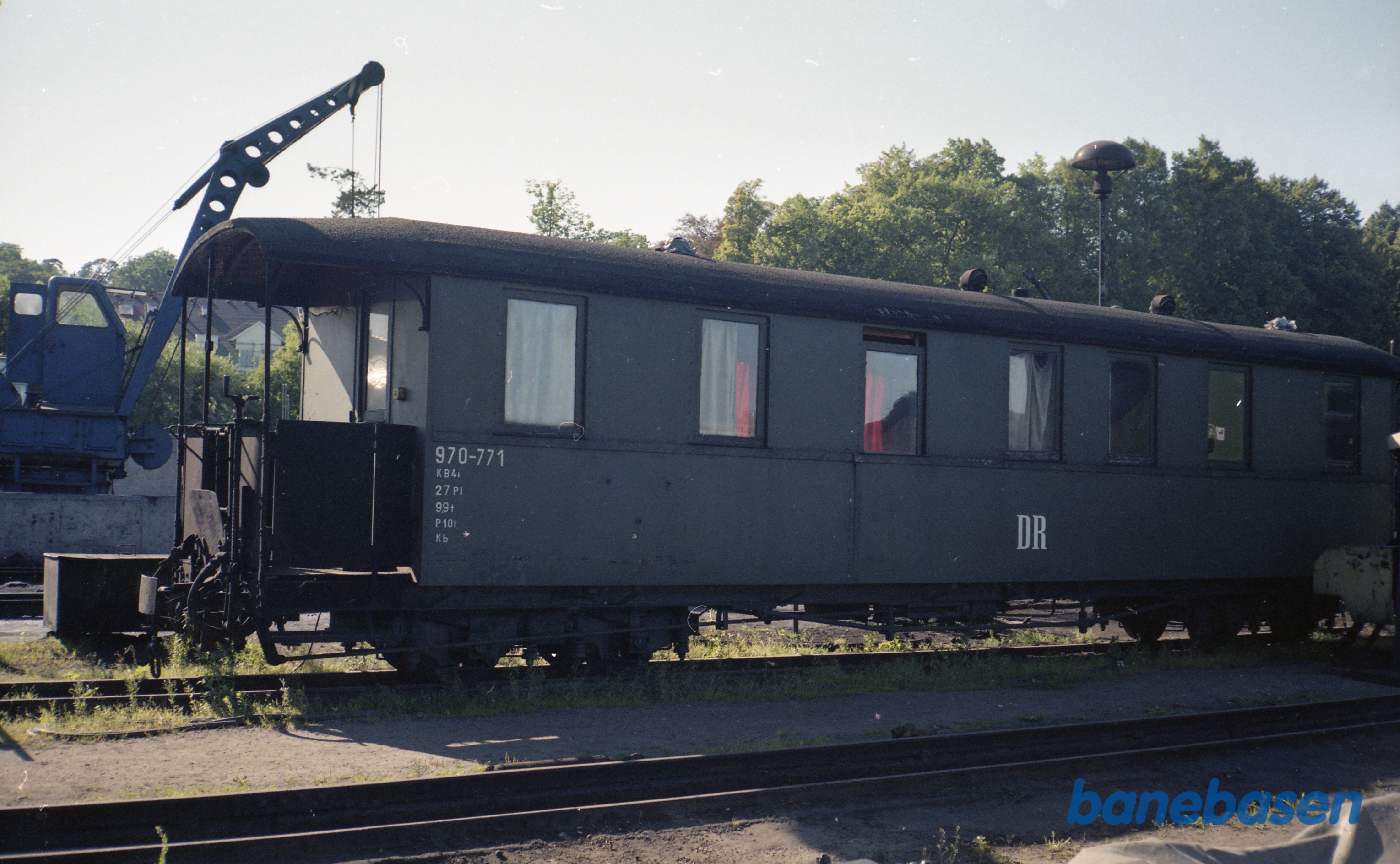 Smalsporet personvogn 970-771 på Rygen