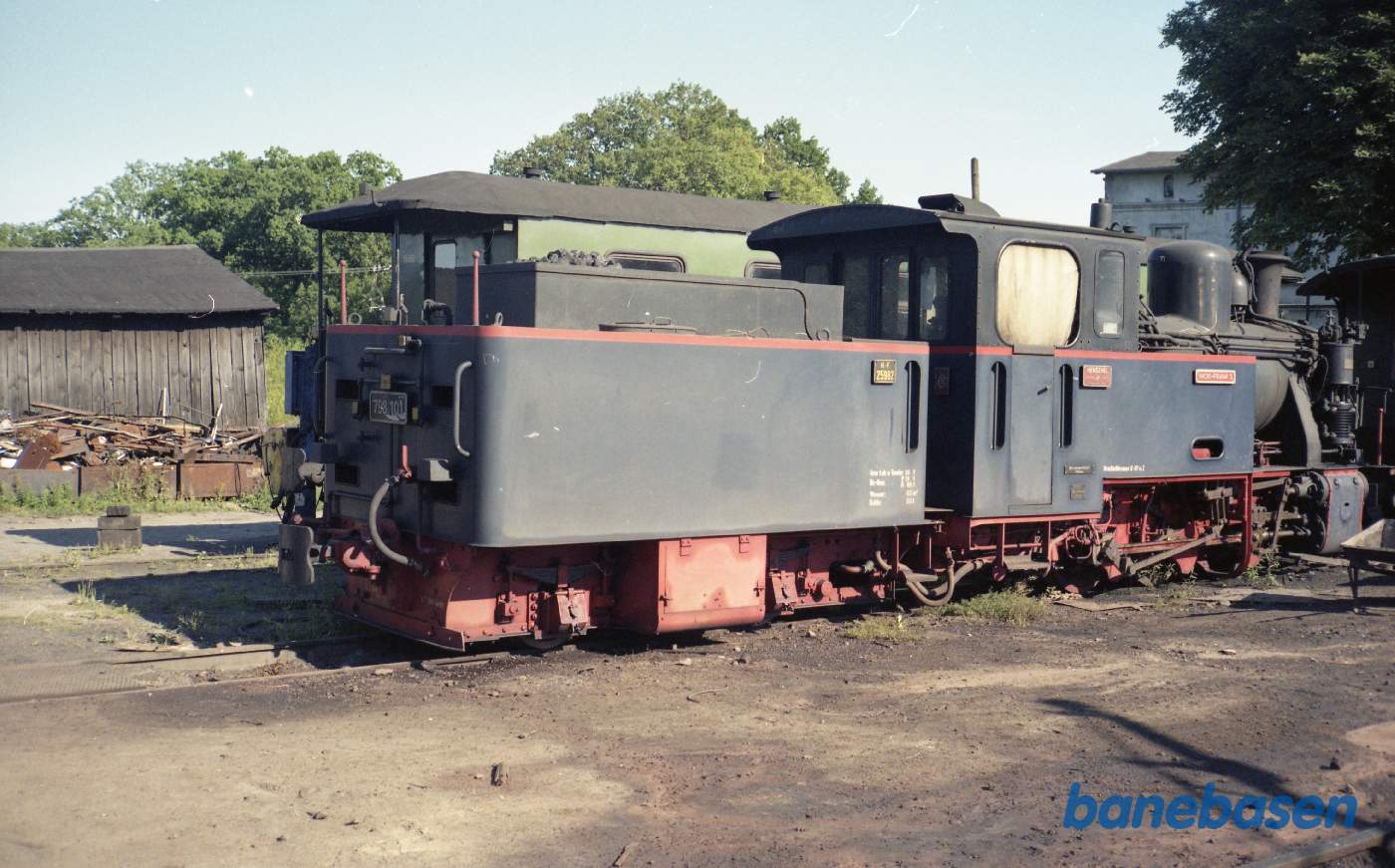 Hensat smalsporet damplokomotiv med tender