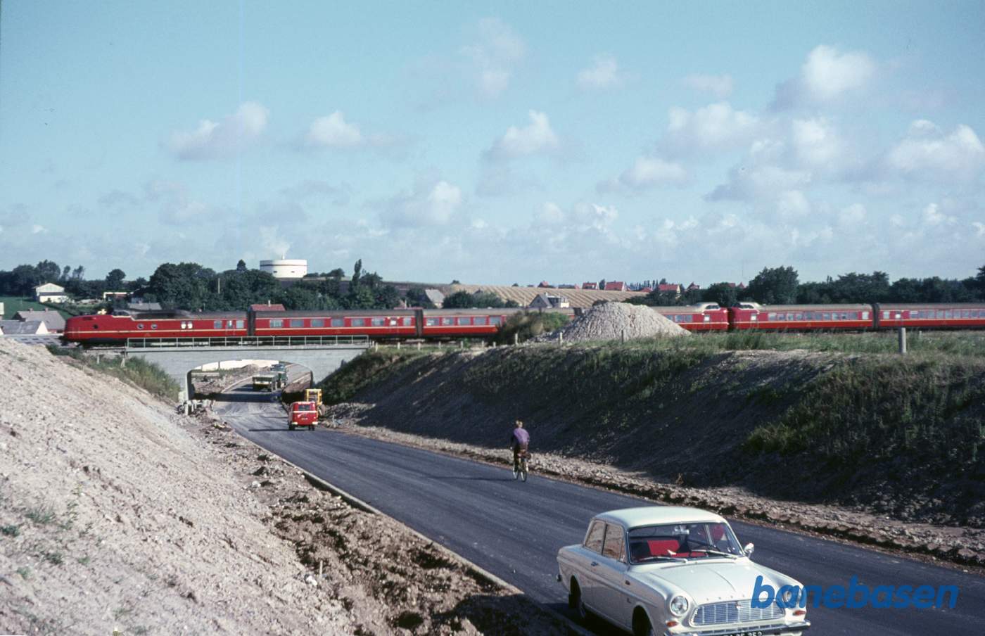 MA-lyntog passerer Holmstrupvej-broen under anlæg