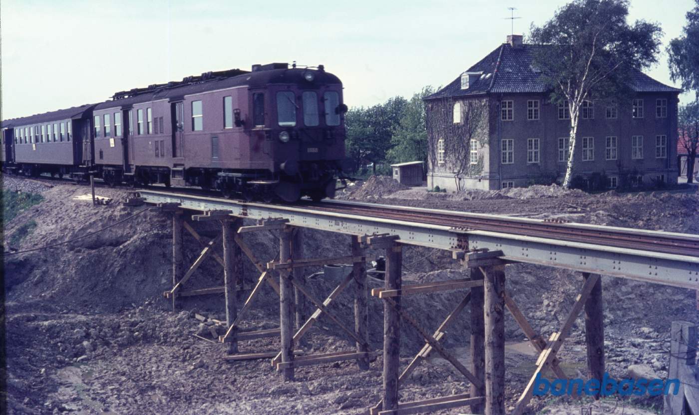 Tog fra Næstved passerer bro under anlæg for Bjergbygade