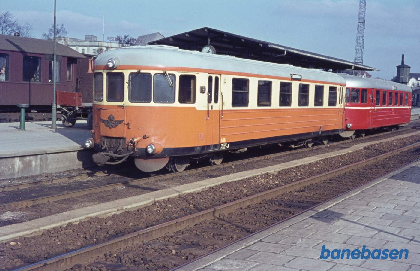 Den senere S 30 - endnu med svensk bemaling og nummer - samt S 27 Den senere S 30 - endnu med svensk bemaling og nummer - samt S 27