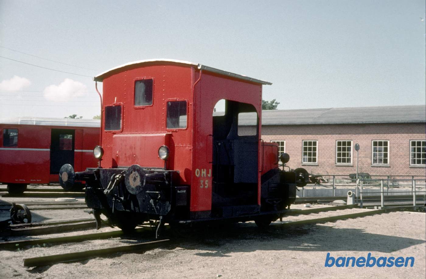 Nymalet tidl. DSB rangertraktor ved OHJ